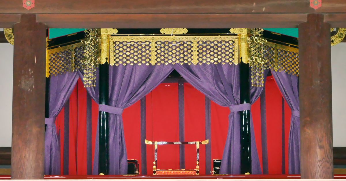 横額　機械刺繍？　御即位礼紫宸殿の儀の図　102cm×55cm 横額 機械刺繍？ 御即位礼紫宸殿の儀の図 102cm×55cm A pair of silver