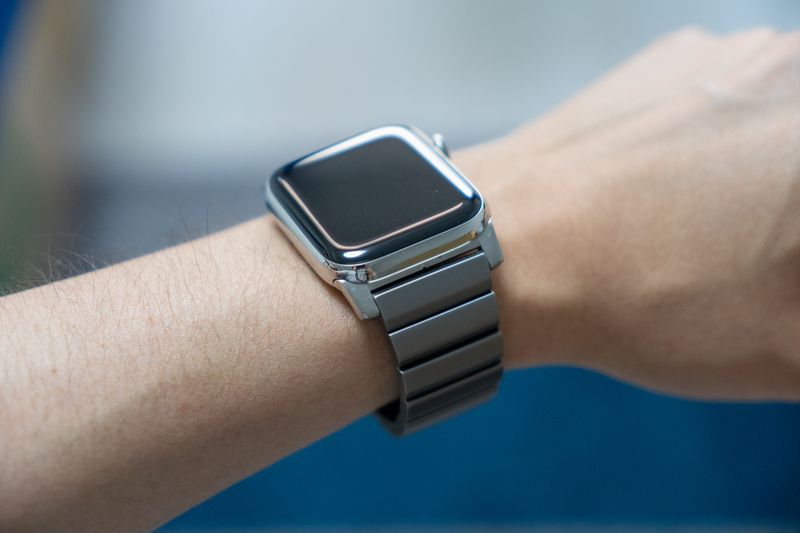 チタン製Apple Watchストラップ「NOMAD Titanium Band」がエレガントでやばい | ALIS